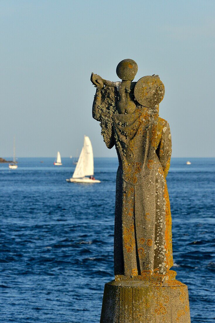 Frankreich, Morbihan, Locmariaquer, Pointe de Kerpenhir, Halbinsel, die den westlichen Eingang des Golfs von Morbihan markiert, Statue Notre Dame de Kerdro (1946), eine monumentale Skulptur von Jules Charles Le Bozec