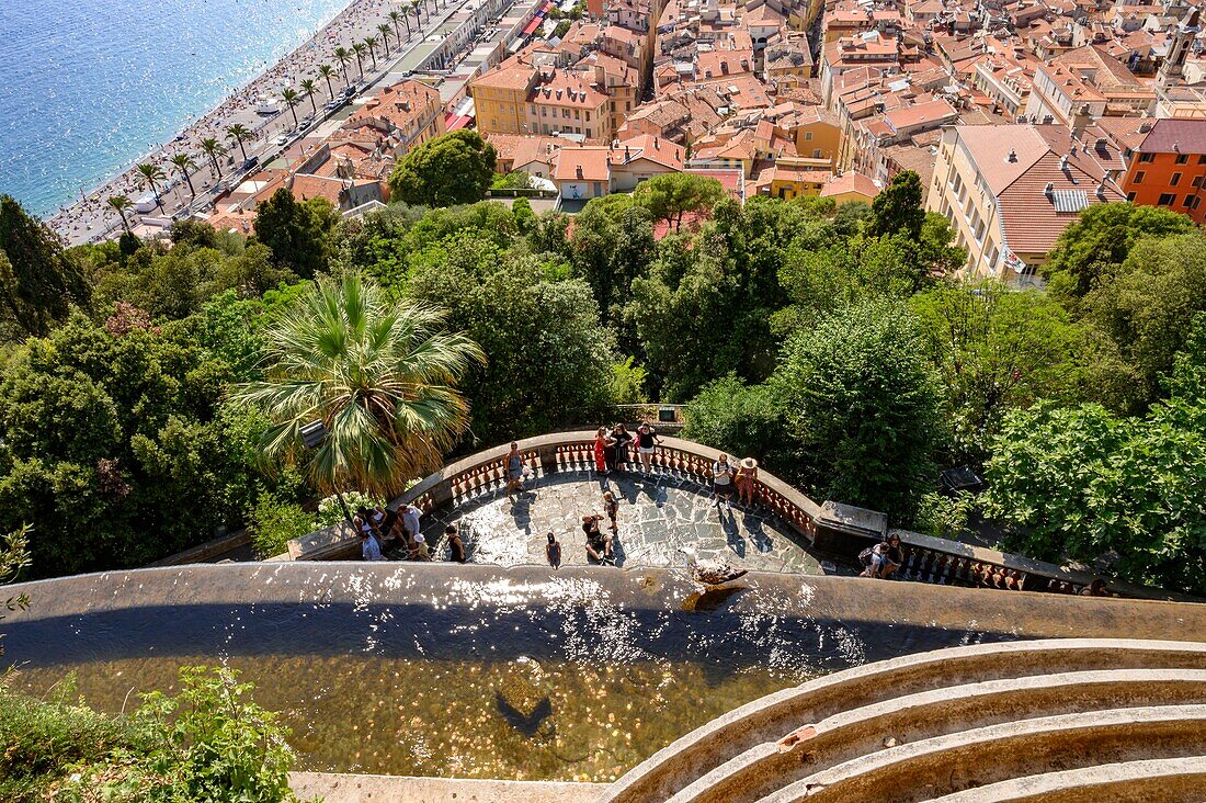 Frankreich, Alpes Maritimes, Nizza, von der UNESCO zum Weltkulturerbe erklärt, Blick auf die Altstadt, Promenade des Anglais, Wasserfall und Landschaftsanlagen vom Burgberg