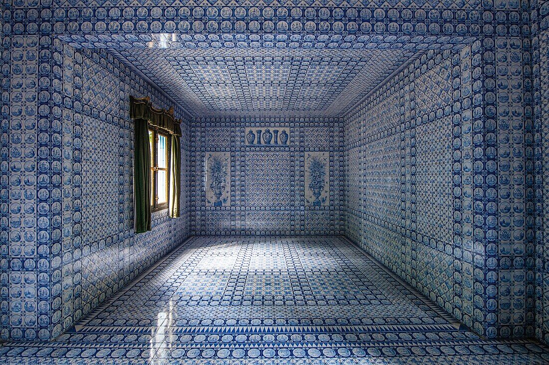 France, Yvelines (78), Montfort-l'Amaury, Groussay castle, interior of the Tartar tent wallpapered with Delft earthenware tiles\n
