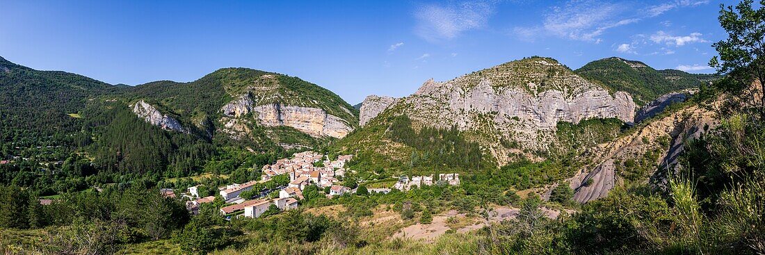 Frankreich, Hautes-Alpes, Regionaler Naturpark Baronnies Provençal, Orpierre, das von Felsen umgebene Dorf, Klettergarten, die Klippe von Puy und der Schlossfelsen rechts