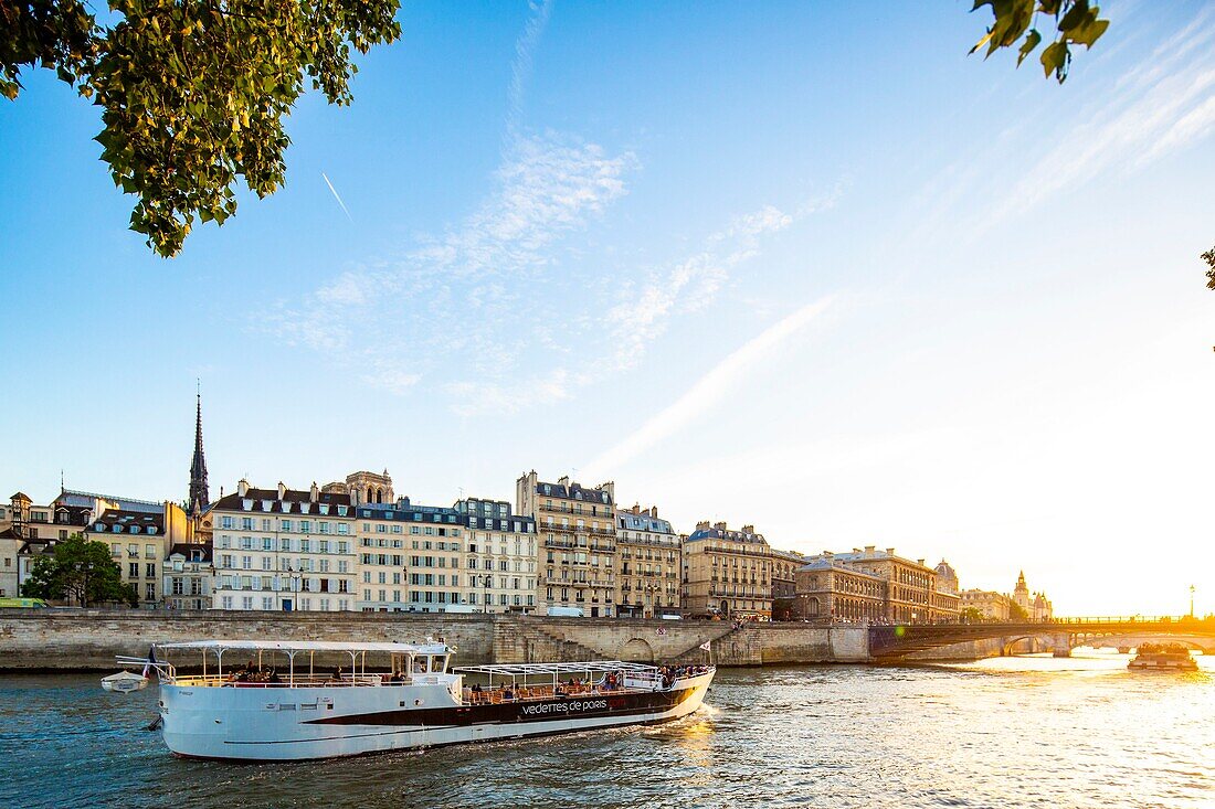 France, Paris, area listed as World Heritage by UNESCO, quai de l'île Saint Louis and fly boat\n