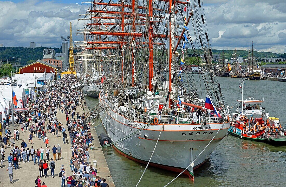 Frankreich, Seine Maritime (76), Rouen, Armada 2019 , Touristenmassen beim Besuch der alten Takelage am Ufer der Seine