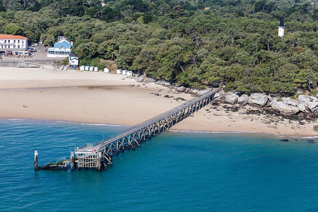 Frankreich, Vendee, Noirmoutier en l'Ile, Strand Les Dames und der Bootssteg (Luftaufnahme)