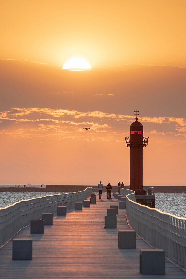 France, Pas de Calais, Boulogne sur Mer, North East Jetty or Red Lighthouse Pier\n