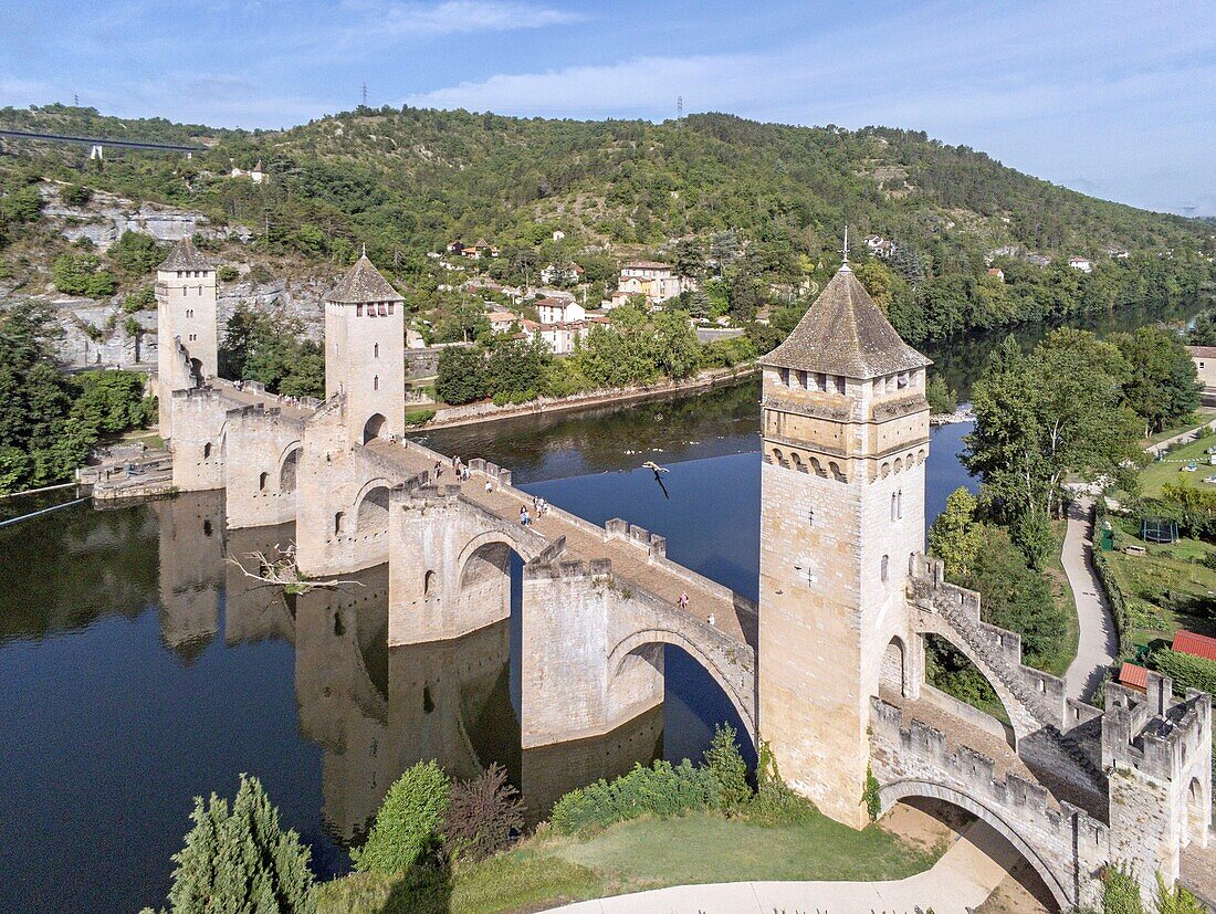 Frankreich, Lot, Cahors, die Valentre-Brücke, befestigte Brücke aus dem 14. Jahrhundert, von der UNESCO zum Weltkulturerbe erklärt (Luftaufnahme)