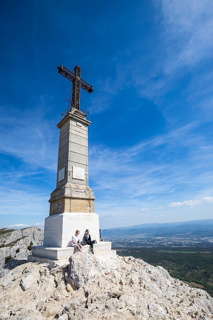 Frankreich, Bouches du Rhône, Pays d'Aix, Grand Site Sainte-Victoire, Saint-Antonin-sur-Bayon, Berg Sainte-Victoire, die Kämme, GR9, Croix de Provence (946m)