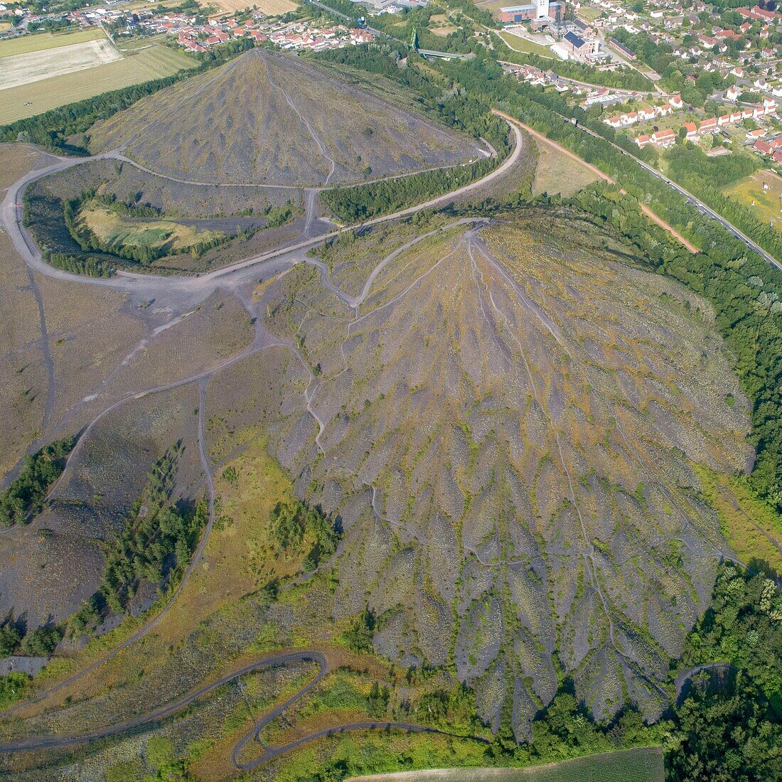 Frankreich, Pas de Calais, Loos en Gohelle, die Zwillingshalden der Grube 11/19, von der UNESCO zum Weltkulturerbe erklärtes Bergwerksgelände (Luftaufnahme)