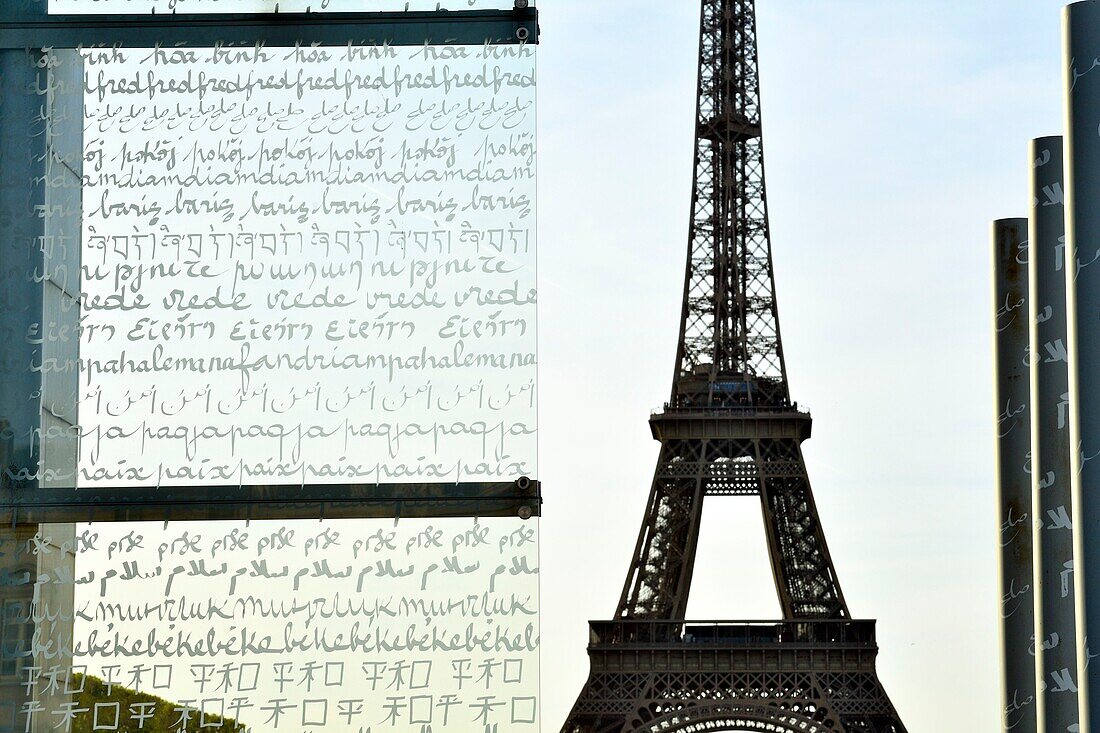 Frankreich, Paris, von der UNESCO zum Weltkulturerbe erklärtes Gebiet, Friedensmauer von Jean Michel Wilmotte und Clara Halte, die Champs de Mars und der Eiffelturm