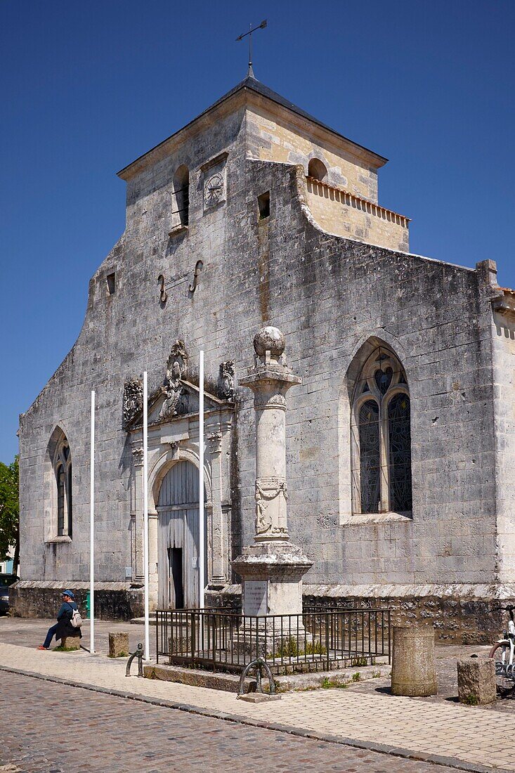 Frankreich, Charente Maritime, Saintonge, Hiers Brouage, die Zitadelle von Brouage, die als Les Plus Beaux Villages de France (Die schönsten Dörfer Frankreichs) bezeichnet wird, die Kirche Saint Pierre et Saint Paul und das Denkmal zur Erinnerung an Samuel de Champlain