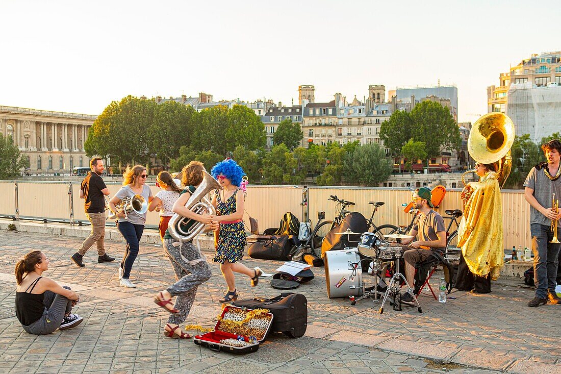 France, Paris, Place du Pont Neuf, street band\n