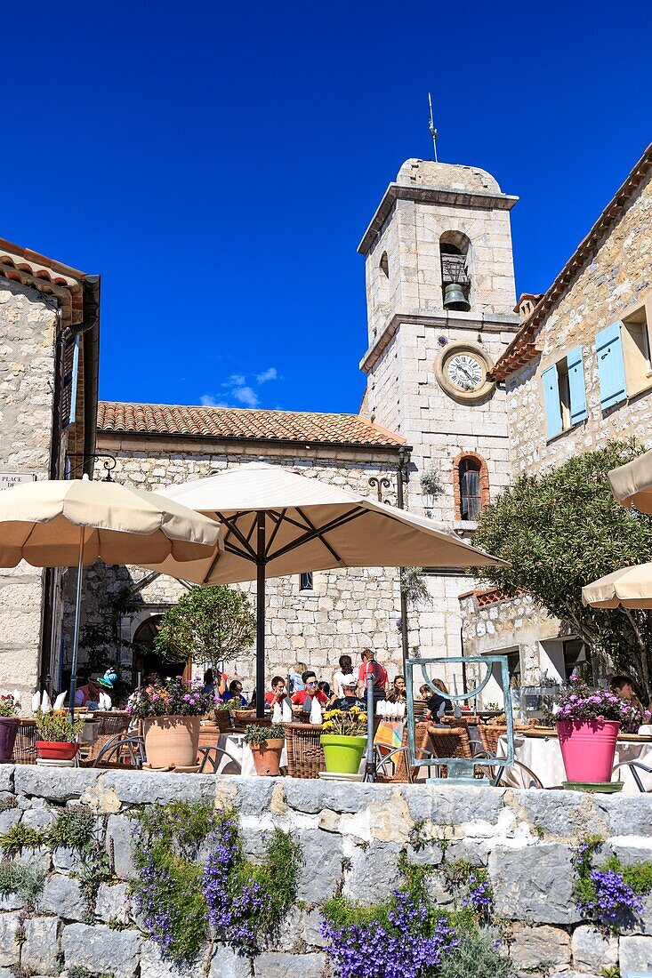 Frankreich, Alpes Maritimes, Parc Naturel Regional des Prealpes d'Azur, Gourdon, beschriftet Les Plus Beaux Villages de France, Restaurantterrasse