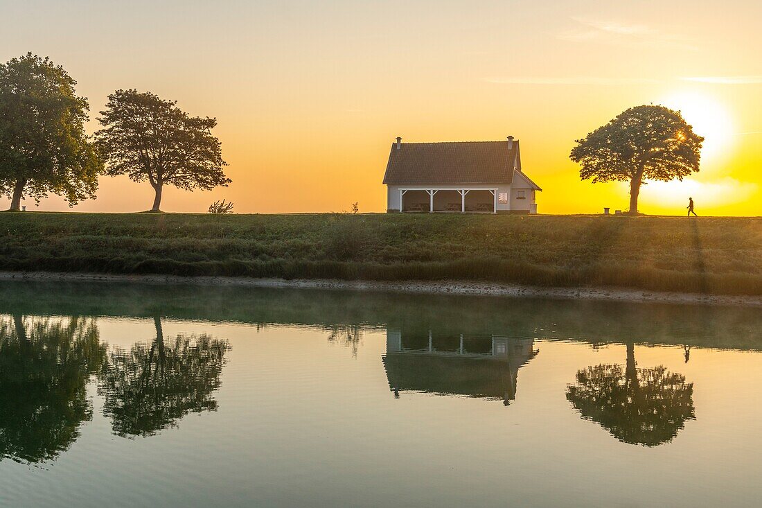 Frankreich, Somme, Somme-Bucht, Saint Valery sur Somme, Morgendämmerung am Ufer der Somme, wo die Boote von Fischern und Jägern gestrandet sind