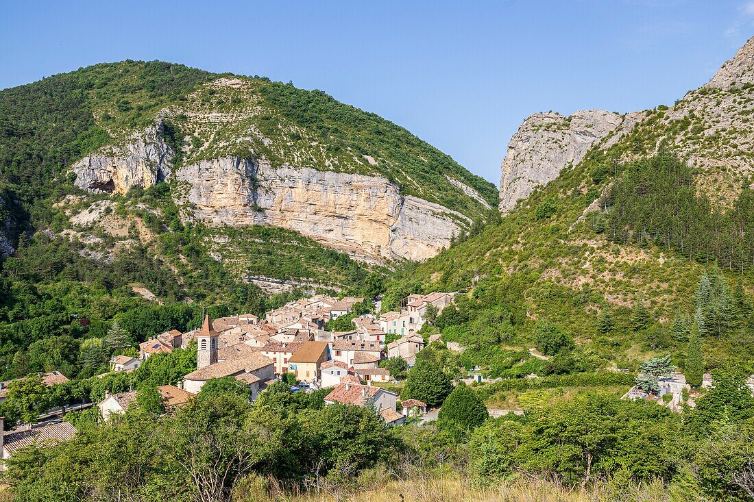 Frankreich, Hautes-Alpes, Regionaler Naturpark Baronnies Provençal, Orpierre, das von Felsen umgebene Dorf, Klettergebiet, der Felsen von Puy