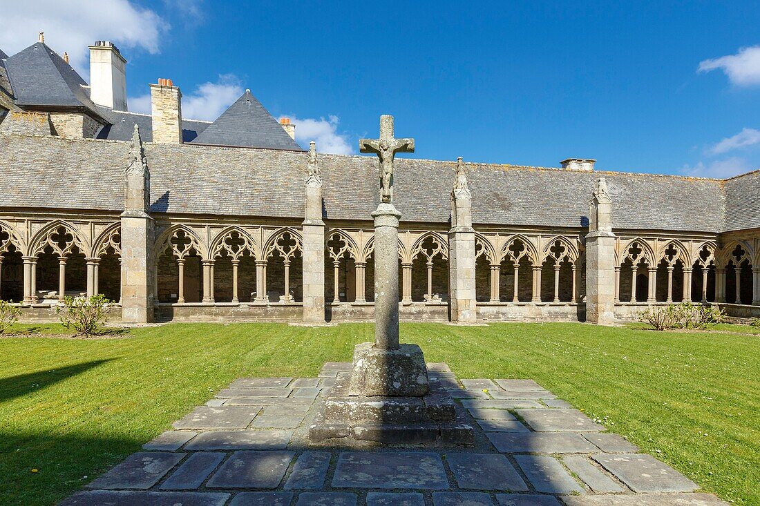 Frankreich, Cotes d'Armor, Treguier, der Kreuzgang der Kathedrale Saint Tugdual, erbaut zwischen dem 13. und 15. Jahrhundert im gotischen Stil