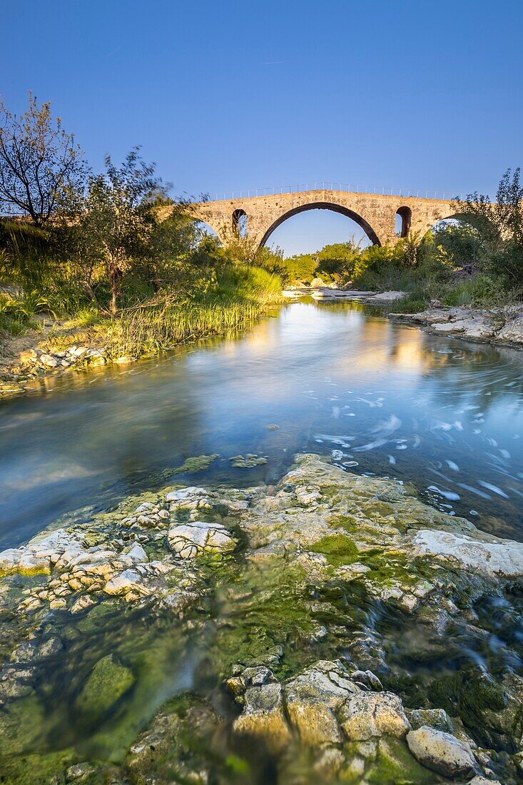 Frankreich, Vaucluse, Luberon, Bonnieux, Pont Julien am Cavalon, römische Brücke aus dem dritten Jahrhundert v. Chr. an der Via Domitia auf dem Calavon-Radweg