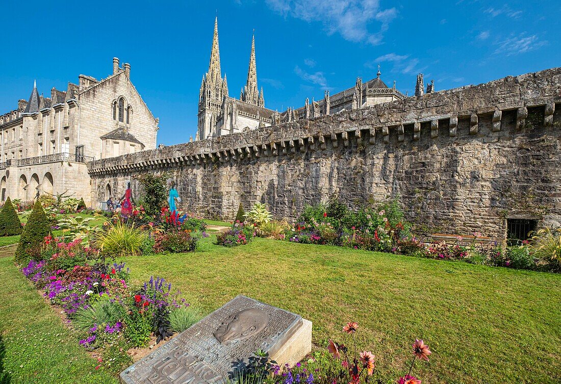 Frankreich, Finistere, Quimper, Stele zum Gedenken an Pierre-Jakez Hélias, bretonischer Schriftsteller und Journalist, die Stadtmauern und die Kathedrale Saint-Corentin