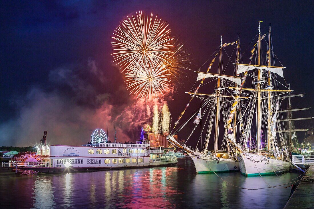 Frankreich, Seine Maritime, Rouen, Armada 2019, Feuerwerk und Spiegelung der Großsegler auf der Seine