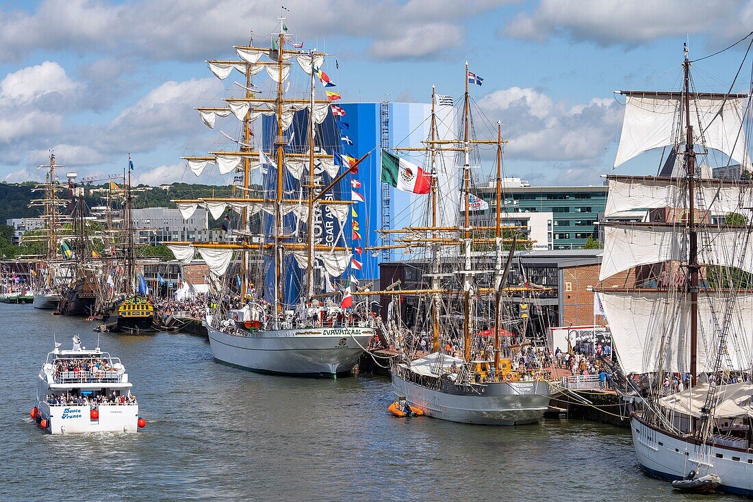 Frankreich, Seine Maritime, Rouen, Armada von Rouen 2019, Große Yachten vor Anker, Promenade Normandie-Niemen