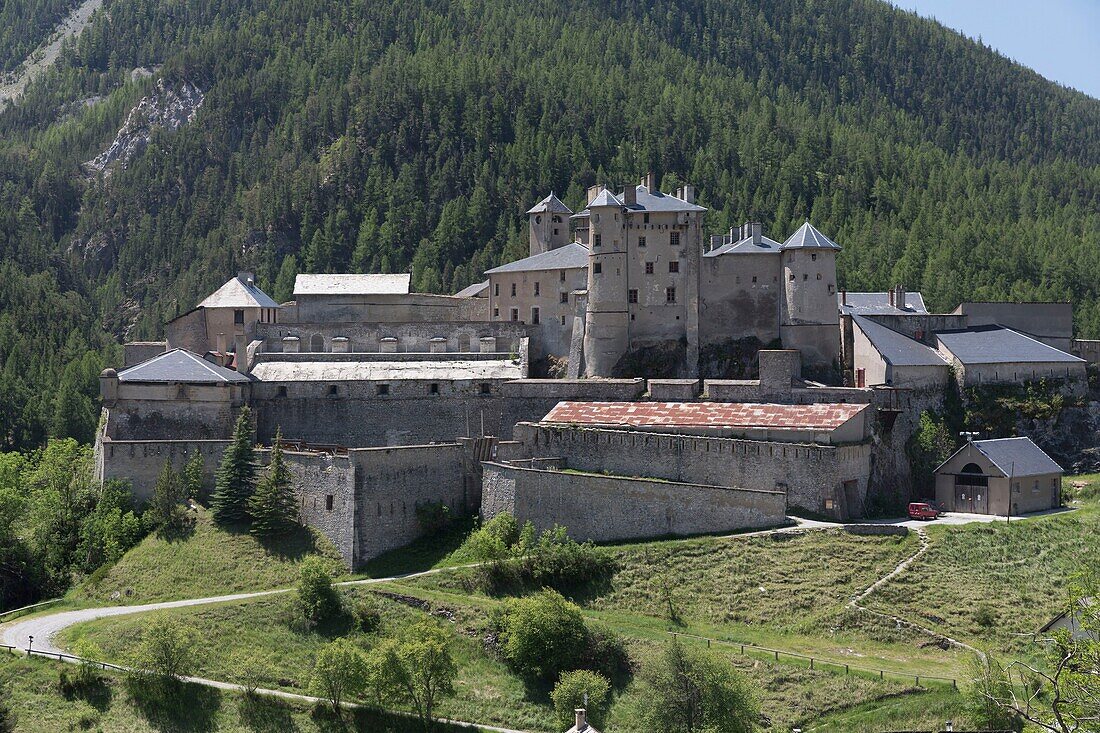 Frankreich, Hautes Alpes, Chateau Ville Vieille, regionaler Naturpark Queyras, das Dorf Chateau Queyras, das Schloss