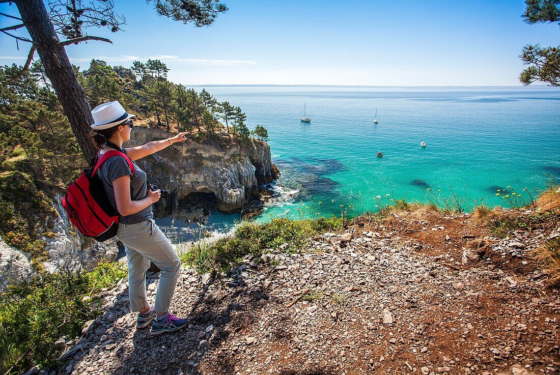France, Finistere, Presqu'i?le de Crozon, hiker on the trail from Virgin Island to Saint Hernot\n