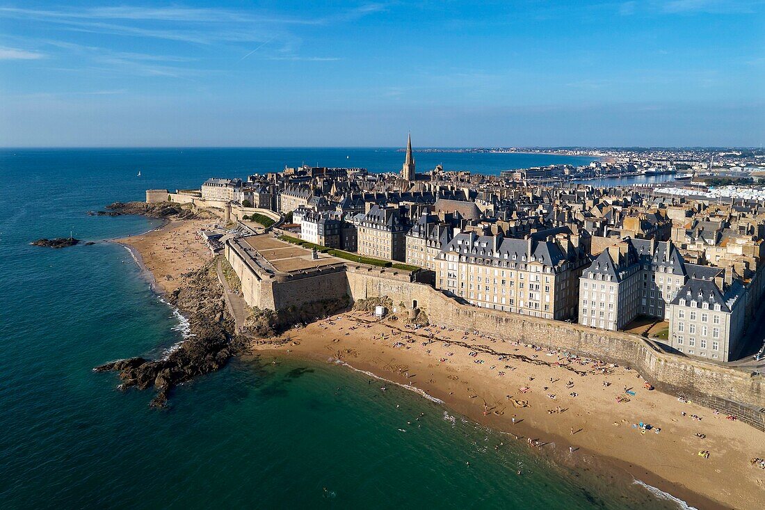 Frankreich, Ille et Vilaine, Cote d'Emeraude (Smaragdküste), Saint Malo, die Stadtmauer und der Strand der Mole