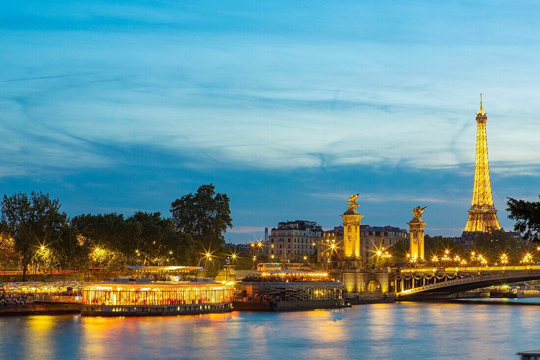 Frankreich, Paris, von der UNESCO zum Weltkulturerbe erklärtes Gebiet, Rosa-Bonheur-Schiff, Brücke Alexandre III und Eiffelturm