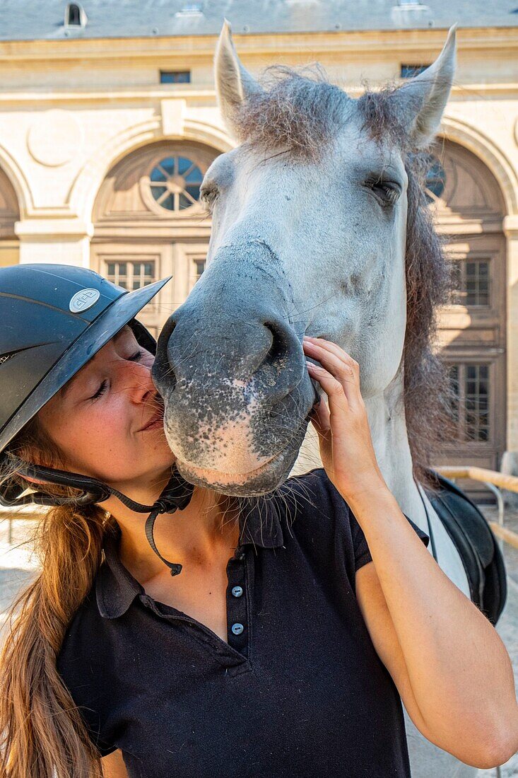 Frankreich, Oise, Chantilly, Schloss Chantilly, die großen Ställe, Moment der Intimität zwischen Estelle und ihrem Pferd