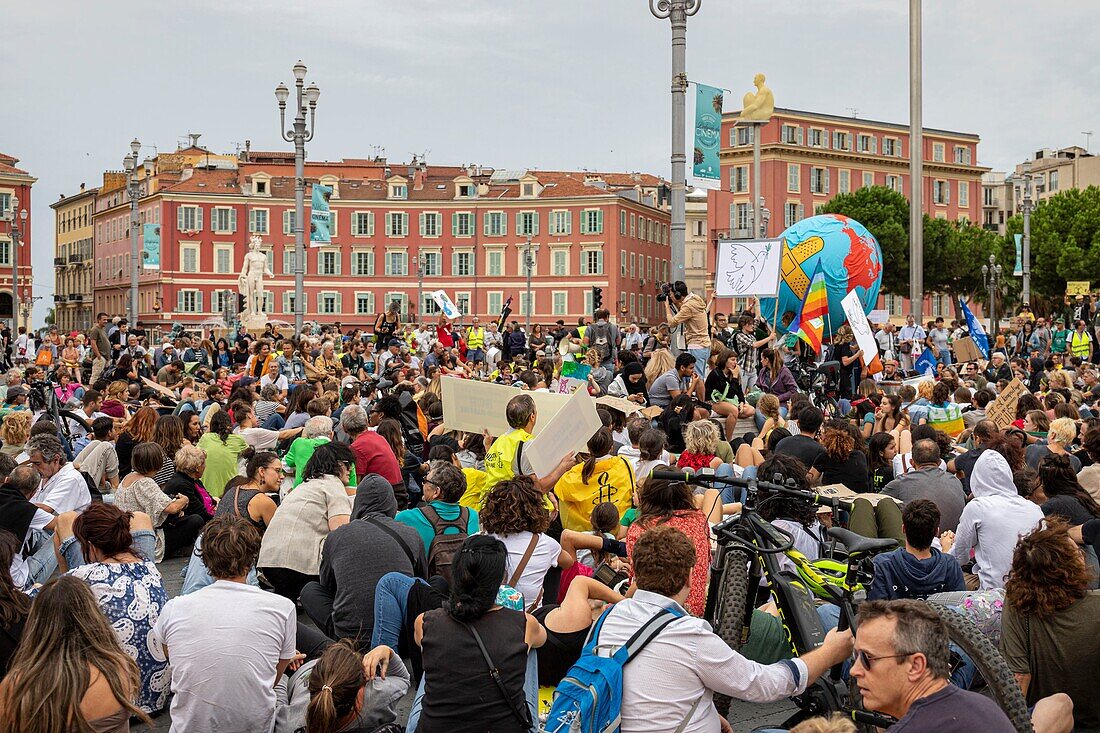 Frankreich, Var, Nizza, Hunderte von Menschen demonstrieren auf dem Place Masséna, um die Klimakrise während des Marsches für das Klima am Samstag, 21. September 2019 anzuprangern