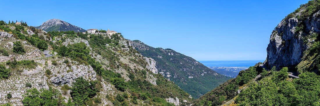 Frankreich, Alpes Maritimes, Parc Naturel Regional des Prealpes d'Azur, Gourdon, beschriftet mit Les Plus Beaux Villages de France, im Hintergrund die Küste der Côte d'Azur