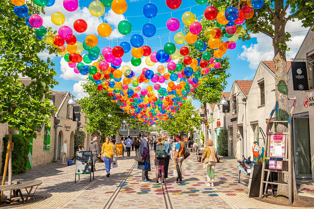Frankreich, Paris, Dorf Bercy, Patricia Cunhas bunte Ballons schweben über dem Cour St. Emilion in Paris vom 8. Juni bis 31. August 2019