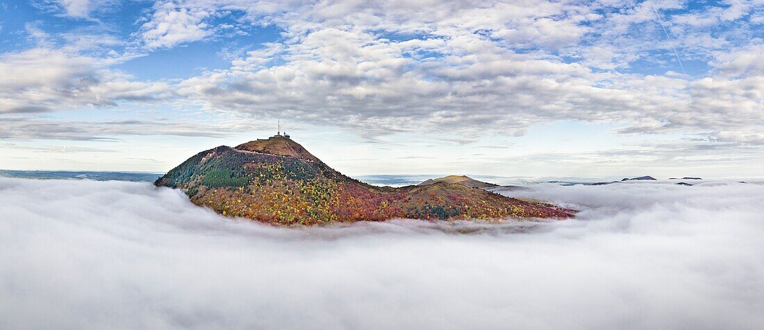 Frankreich, Puy de Dome, Orcines, Regionaler Naturpark der Vulkane der Auvergne, die Chaîne des Puys, von der UNESCO zum Weltkulturerbe erklärt, der Vulkan Puy de Dome (Luftaufnahme)