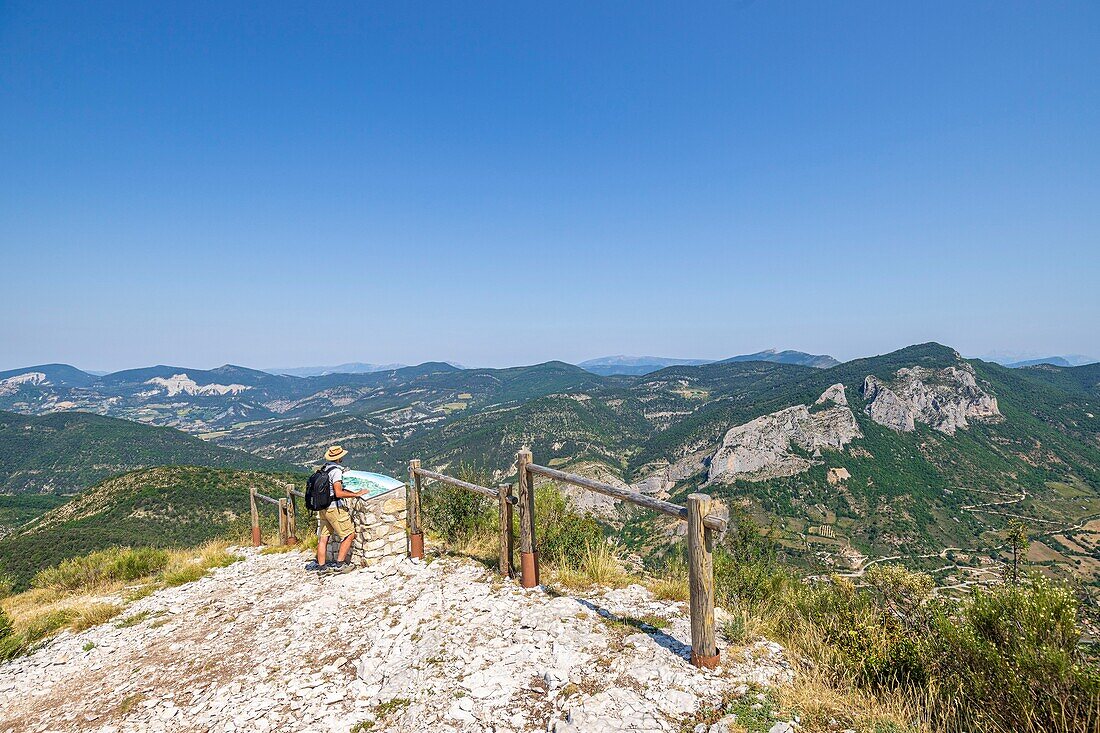 Frankreich, Hautes-Alpes, regionaler Naturpark Baronnies Provencal, Orpierre, Orientierungstafel des Aussichtspunktes des Felsens von Saint-Michel, gesehen auf dem von Felsen umgebenen Dorf, Klettergebiet