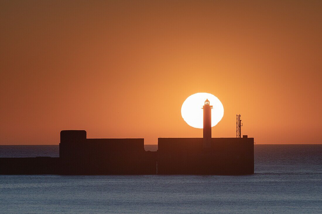 Frankreich, Pas de Calais, Boulogne sur Mer, Carnot-Deich bei Sonnenuntergang