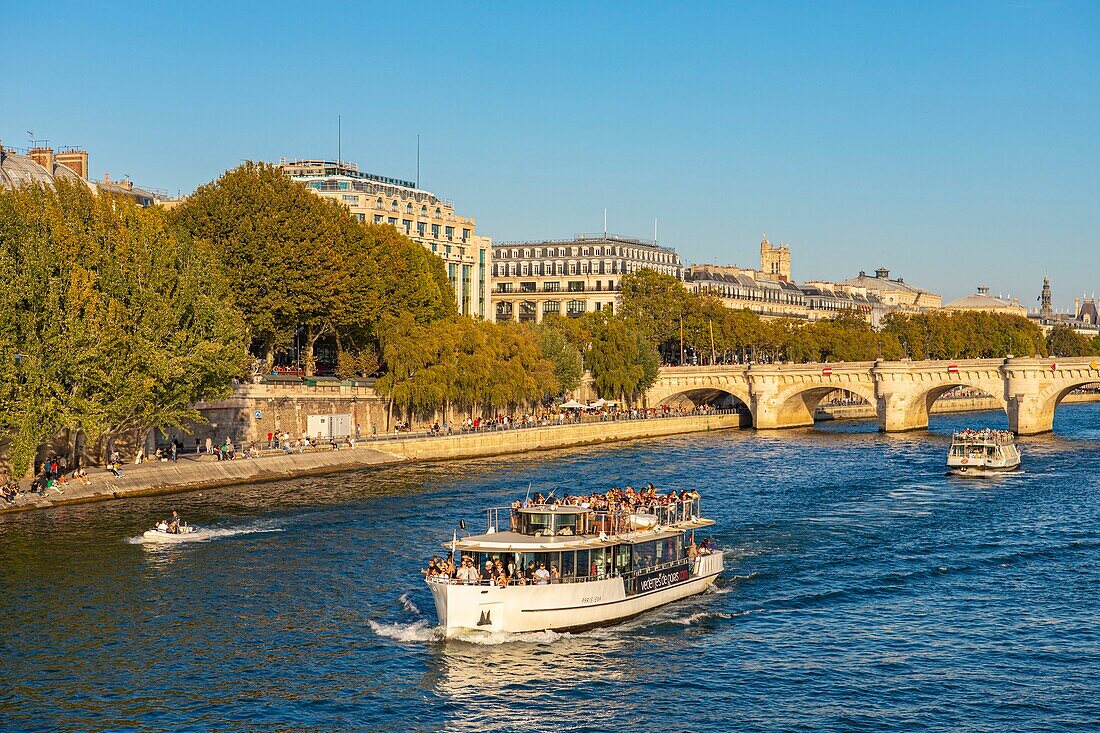 Frankreich, Paris, von der UNESCO zum Weltkulturerbe erklärtes Gebiet, Flugboot vor der Ile de la Cite und der Pont Neuf