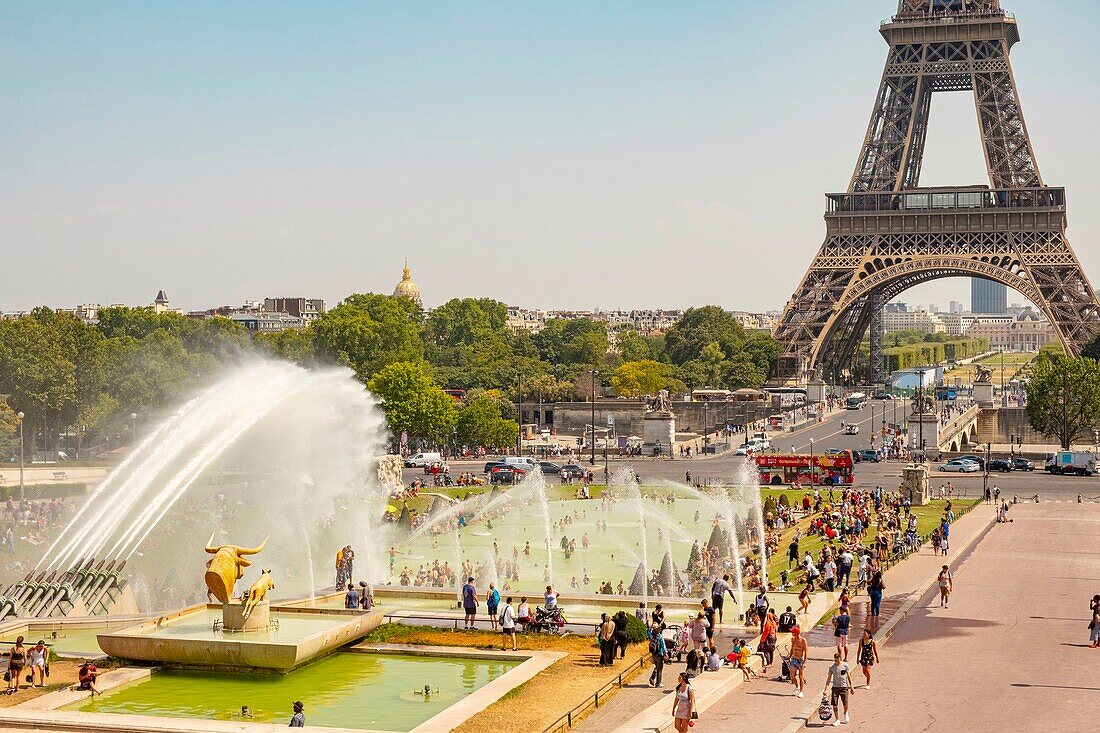 Frankreich, Paris, von der UNESCO zum Weltkulturerbe erklärtes Gebiet, die Trocadero-Gärten vor dem Eiffelturm, bei heißem Wetter, Baden und Wasserkanone