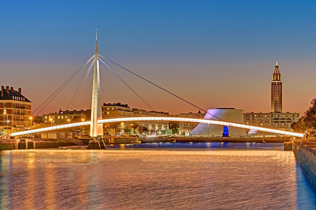 Frankreich, Seine-Maritime, Le Havre, von Auguste Perret wiederaufgebaute Stadt, die von der Unesco zum Weltkulturerbe erklärt wurde, die Fußgängerbrücke des Handelsbeckens, der Vulkan des Architekten Oscar Niemeyer und der Glockenturm der Kirche Saint Joseph