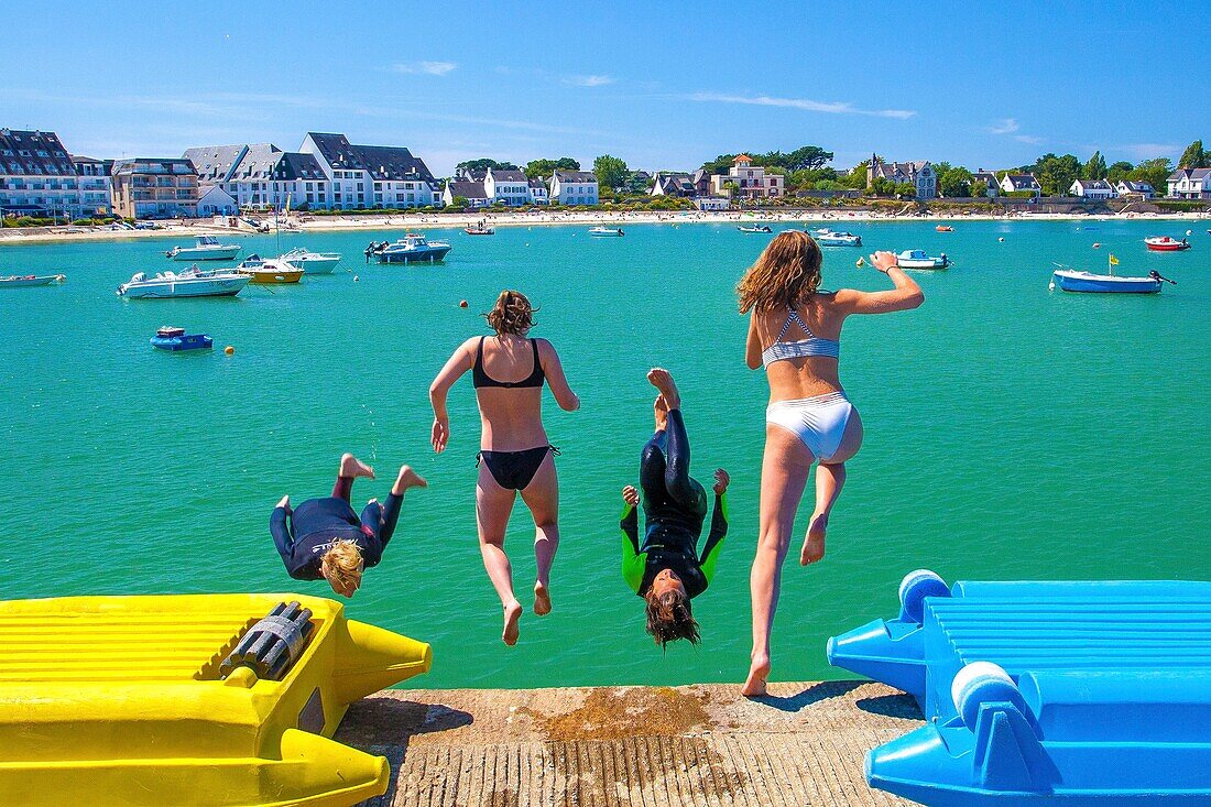 France, Morbihan, Quiberon peninsula, Saint Pierre Quiberon, young people diving from the pier on the Port of Orange\n