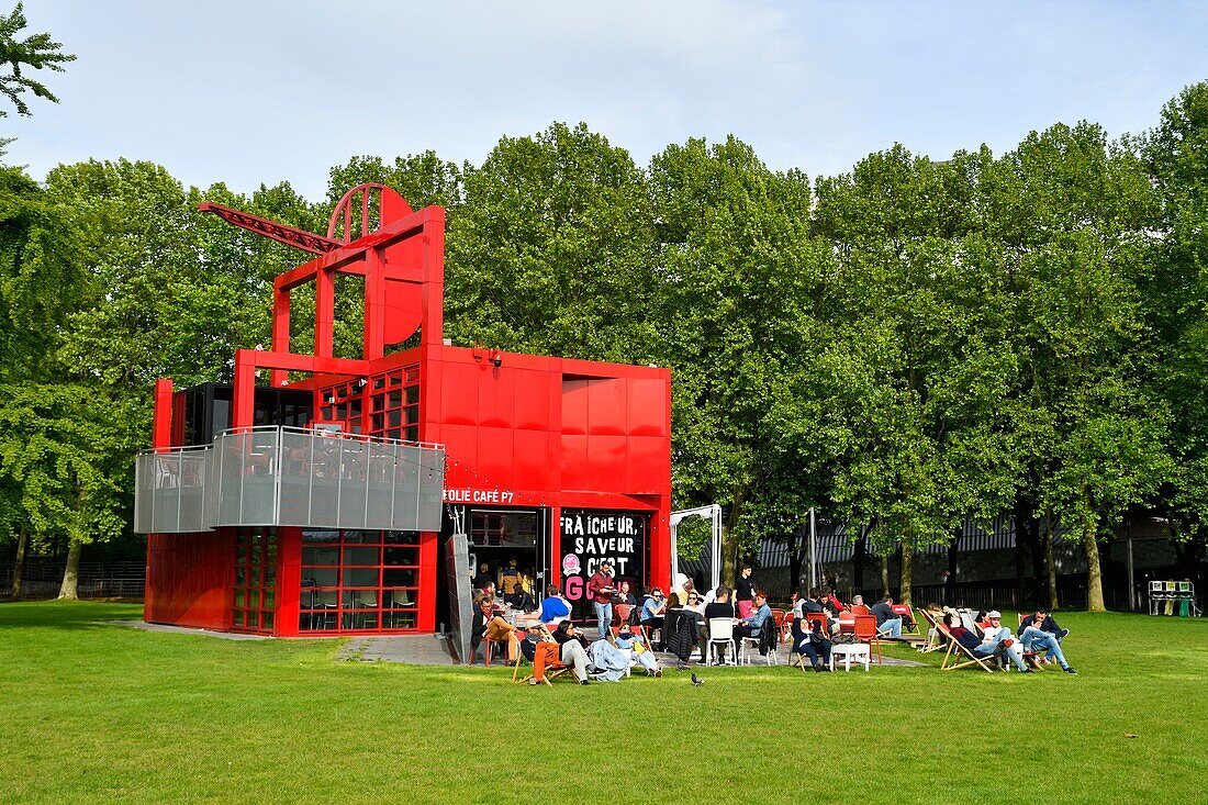 Frankreich, Paris, Park La Villette, die Follies, 26 rote Gebäude, die Veranstaltungen im Herzen des Parks ermöglichen und von Bernard Tschumi entworfen wurden