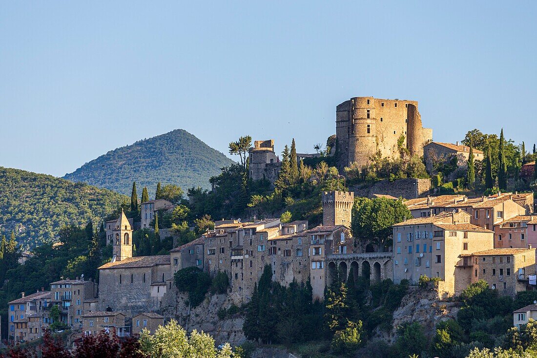 Frankreich, Drôme, regionaler Naturpark der Baronnies provençales, Montbrun-les-Bains, ausgezeichnet als die schönsten Dörfer Frankreichs, das Dorf und das Renaissanceschloss von Dupuy-Montbrun
