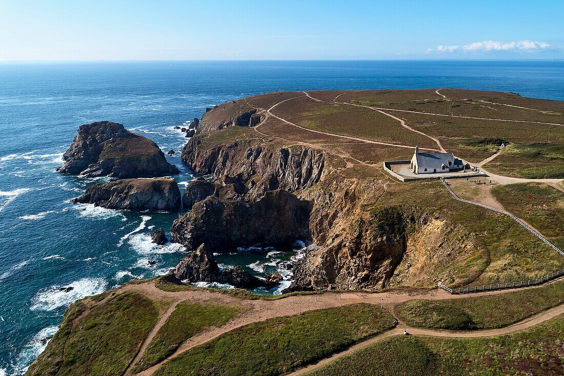 Frankreich, Finistere, Iroise Meer, Baie des Trépassés, Cleden-Cap-Sizun, Pointe du Van, Saint They Kapelle (Luftaufnahme)