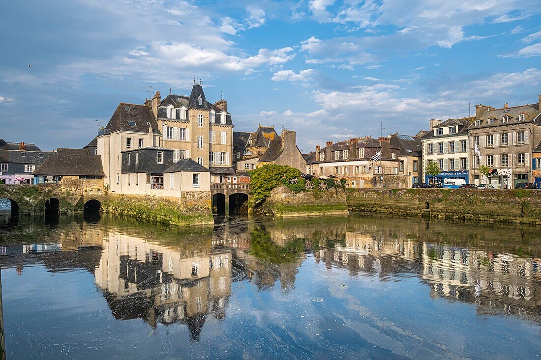 France, Finistere, Landerneau, 16th century Rohan Bridge across the Elorn river, one of the last European house-lined bridge\n