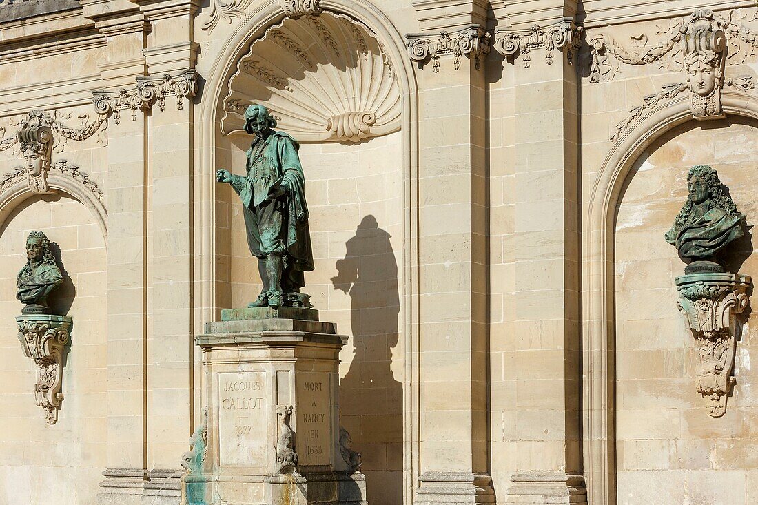 Frankreich, Meurthe et Moselle, Nancy, Statue von Jacques Callot auf dem Place Vaudémont in der Nähe des Place Stanislas (ehemaliger Place Royale), erbaut von Stanislas Leszczynski, König von Polen und letzter Herzog von Lothringen im 18. Jahrhundert, von der UNESCO zum Weltkulturerbe erklärt