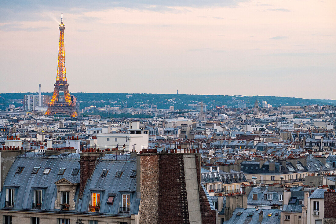 Frankreich, Paris, Gesamtansicht von Paris und dem Eiffelturm von einem Dach des 18. Arrondissements (© SETE Illuminationen Pierre Bideau)