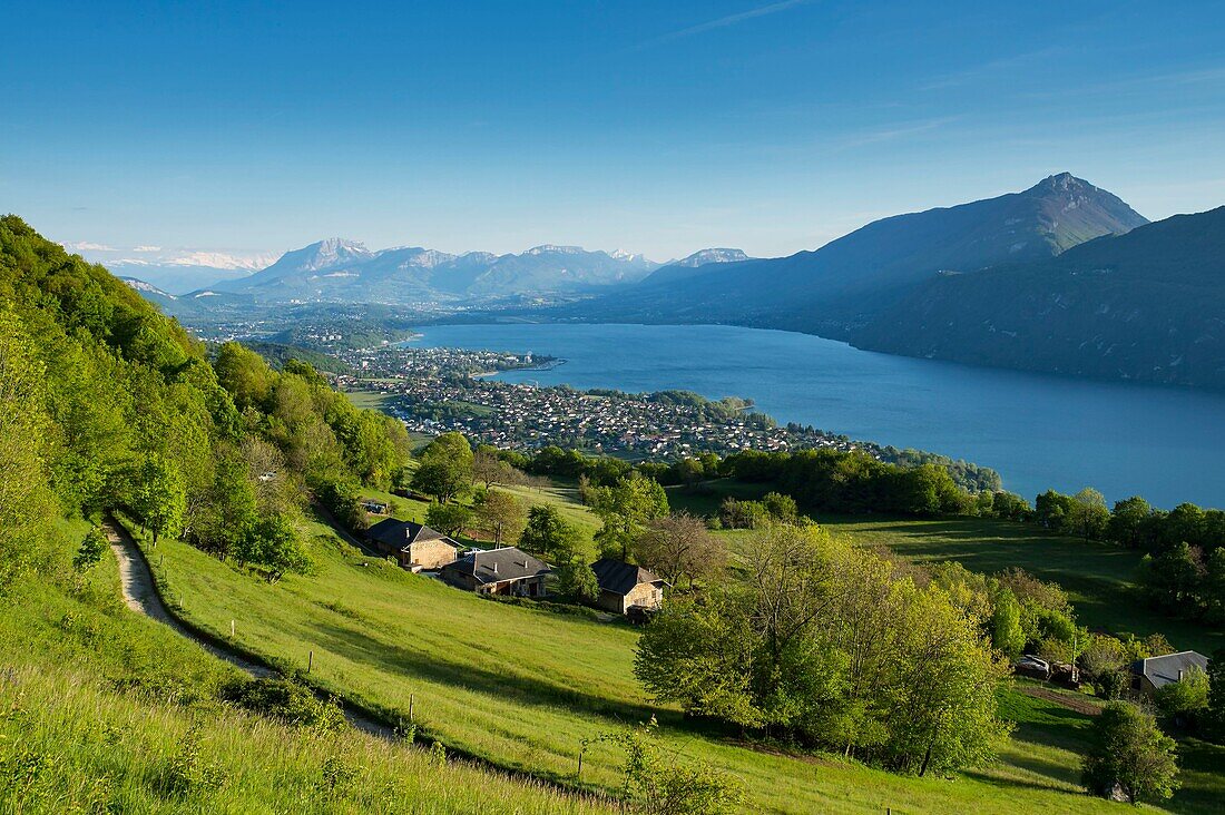 Frankreich, Savoyen, Bourget-See, Aix les Bains, Alpenriviera, Saint Innocent, Sonnenuntergang über dem Weiler Granges d'en Haut