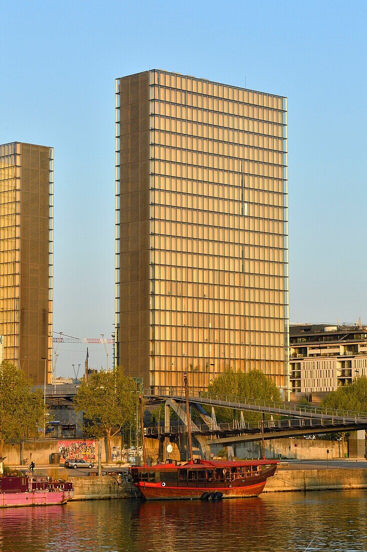 France, Paris, the banks of the Seine river, Bibliotheque Nationale de France (National Library of France) by architect Dominique Perrault and the Simone de Beauvoir footbridge by architect Dietmar Feichtinger\n