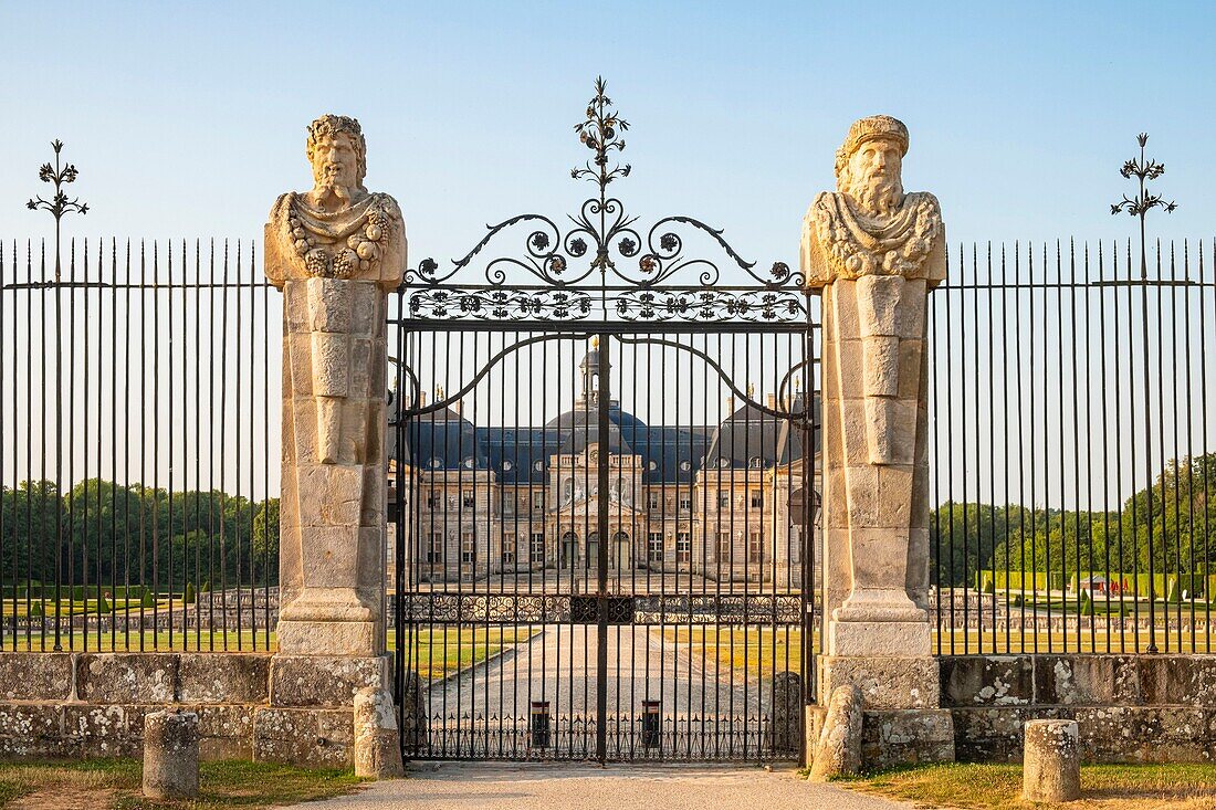 Frankreich, Seine et Marne, Maincy, das Schloss von Vaux le Vicomte, die Tore des Ehrengartens