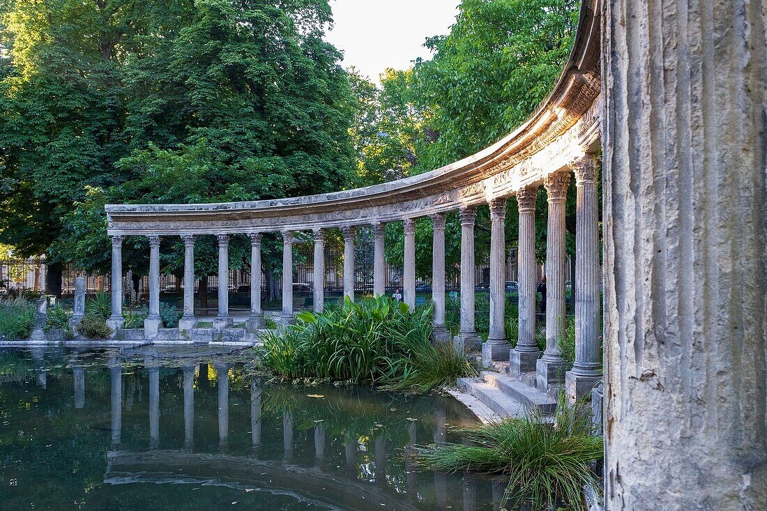 Frankreich, Paris, Parc Monceau, Naumachie, ovales Becken, begrenzt von einer korinthischen Kolonnade