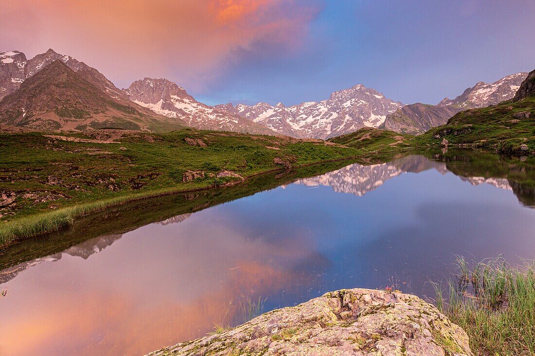 Frankreich, Hautes Alpes, Nationalpark Ecrins, Tal von Valgaudemar, La Chapelle en Valgaudemar, Spiegelung von Sirac (3441m) auf dem See von Lauzon (2008m)