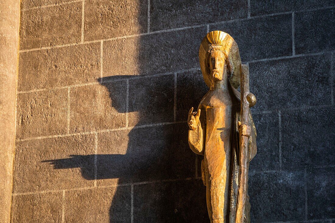 Frankreich, Haute-Loire, Le Puy-en-Velay, Ausgangspunkt der Via Podiensis, einer der französischen Pilgerwege nach Santiago de Compostela, Kathedrale Unserer Lieben Frau von der Verkündigung, Statue des Heiligen Jacques