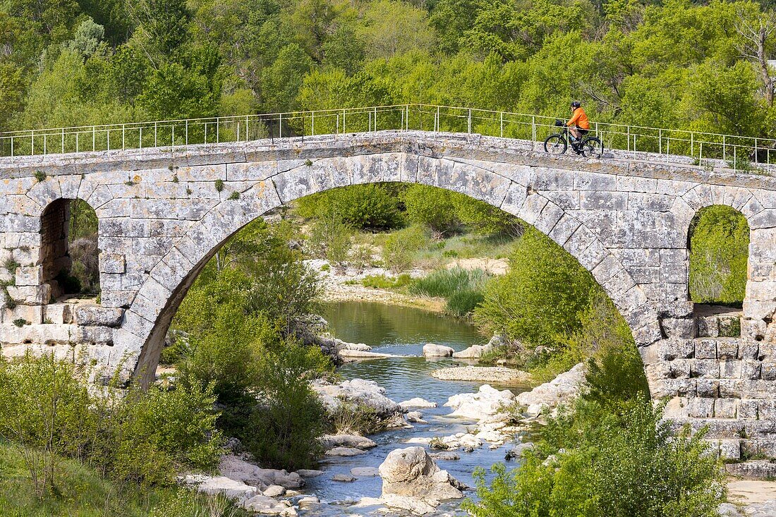 Frankreich, Vaucluse, Luberon, Bonnieux, Pont Julien am Cavalon, römische Brücke aus dem dritten Jahrhundert v. Chr. an der Via Domitia auf dem Calavon-Radweg